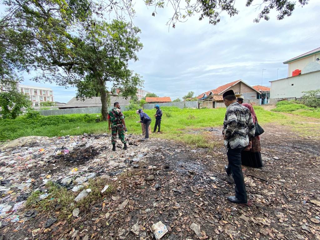 Verifikasi pengaduan terkait pembuangan limbah salah satu apotek di Kota Serang