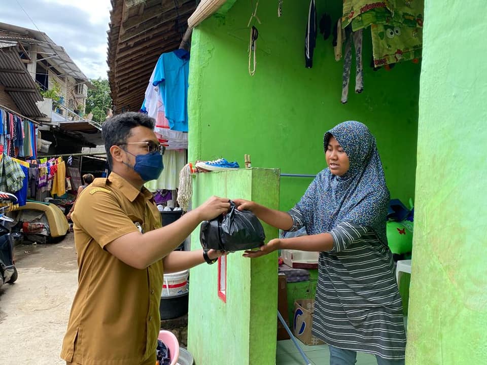  DLH Kota Serang menyalurkan bantuan sosial bagi korban bencana alam banjir