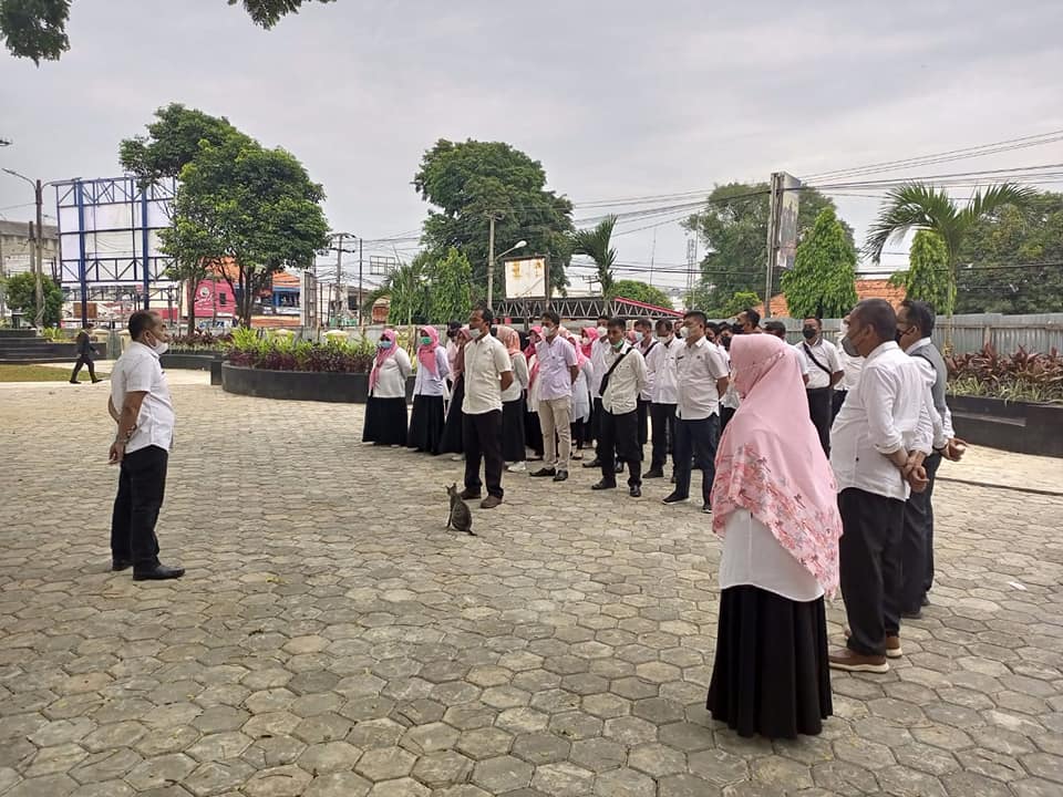 Dinas Lingkungan Hidup Kota Serang melakukan kegiatan apel pagi di RTH Ruang Terbuka Hijau Taman Sari