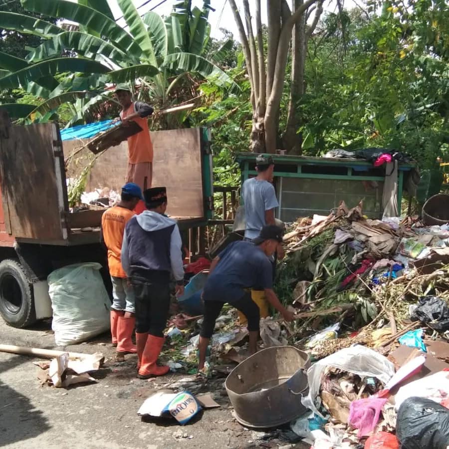 Kegiatan pengangkutan sampah di Komplek Banten