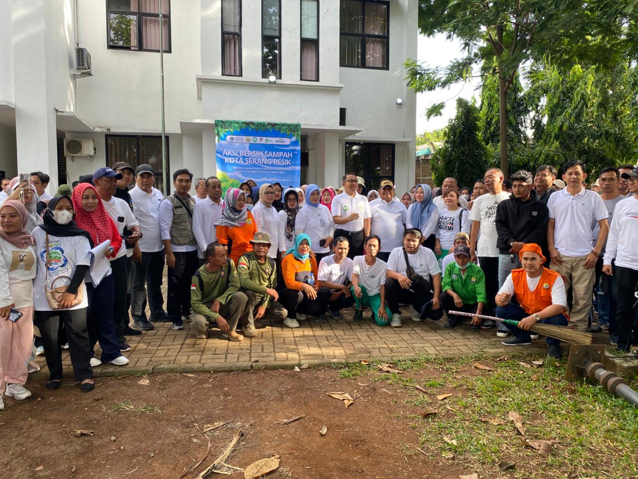 Semangat Gotong Royong Warnai Aksi Jumat Bersih DLH Kota Serang