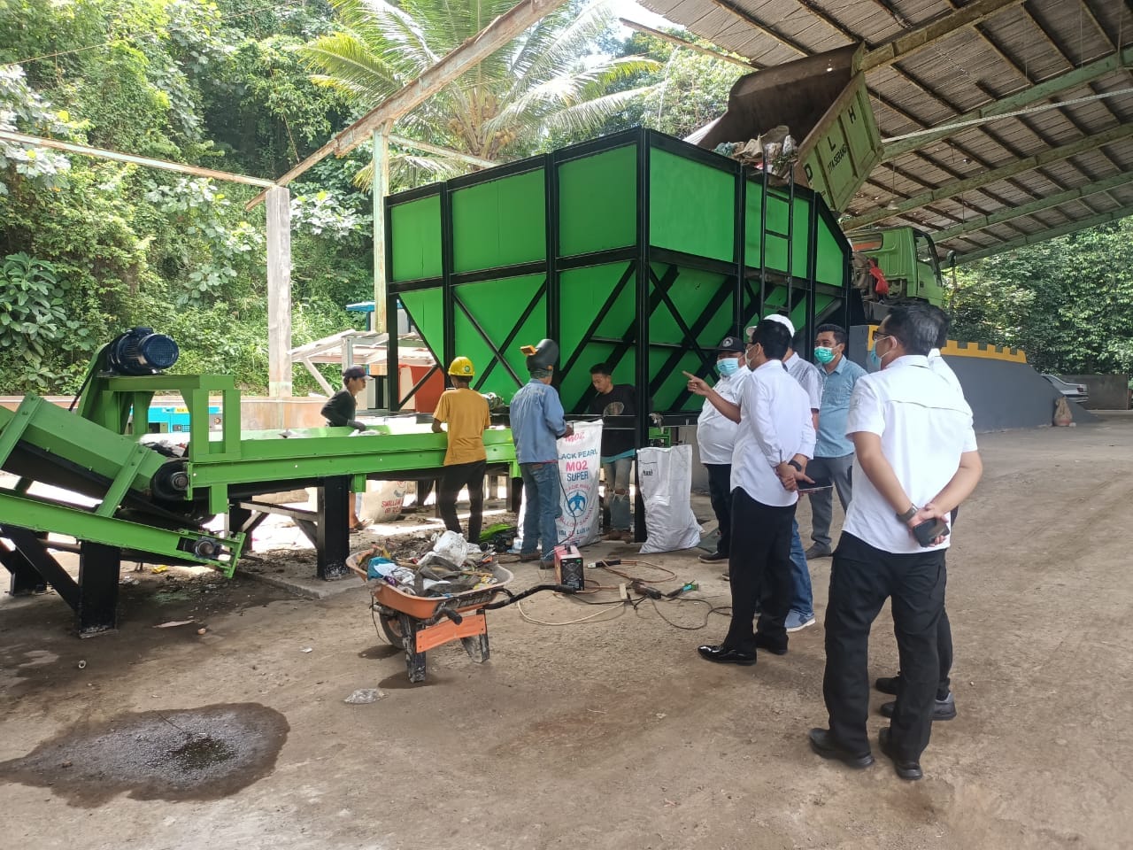 Mendampingi Bapak SEKDA dan Kepala BAPENDA Kota Serang ke TPAS Cilowong dalam peninjauan mesin pengolahan sampah 