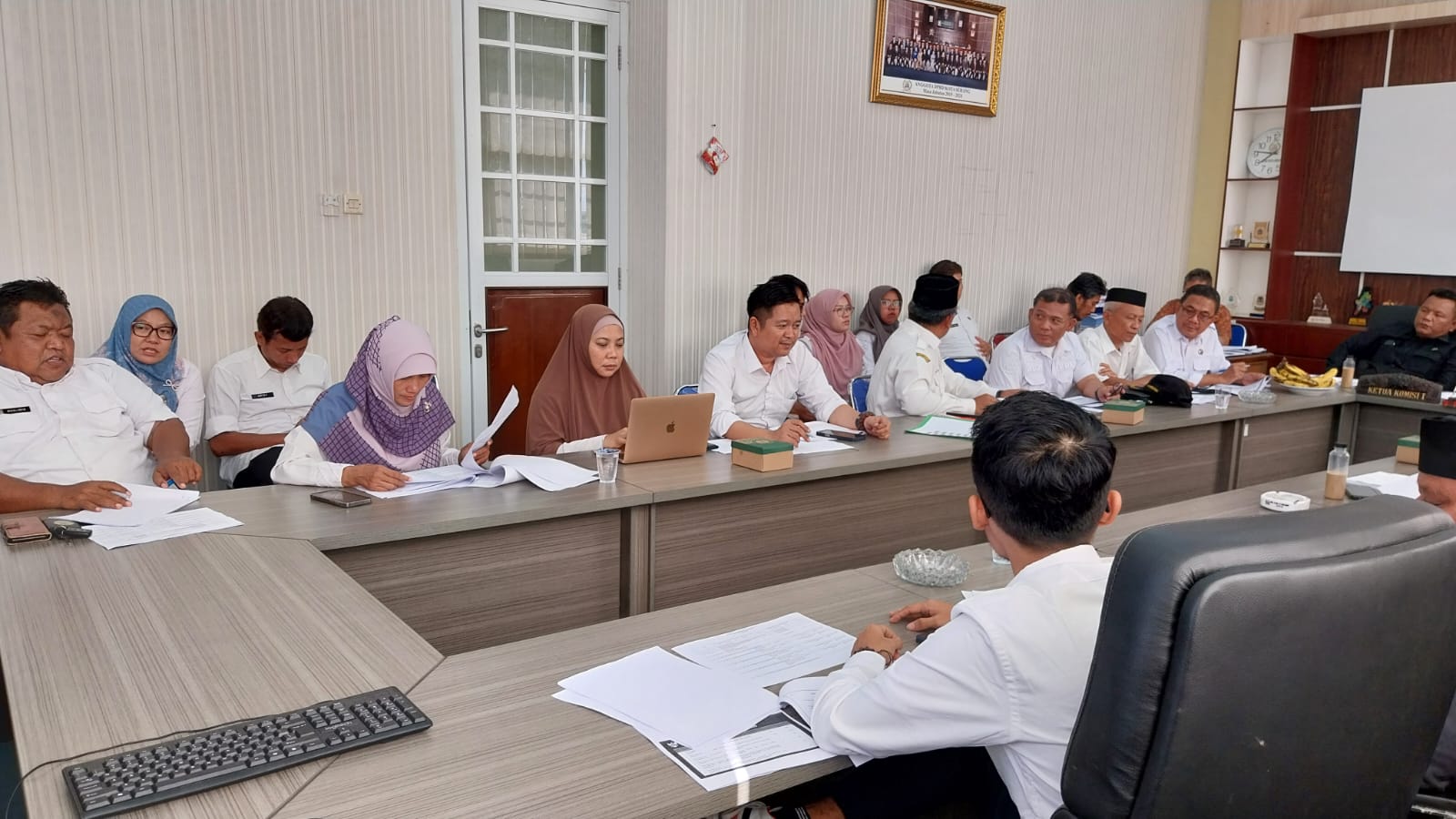 Rapat kerja dengan Komisi I DPRD Kota Serang membahas Laporan Keuangan, Prognosis Tahun Anggaran 2025, serta Rencana Kerja (Renja) Tahun 2026.