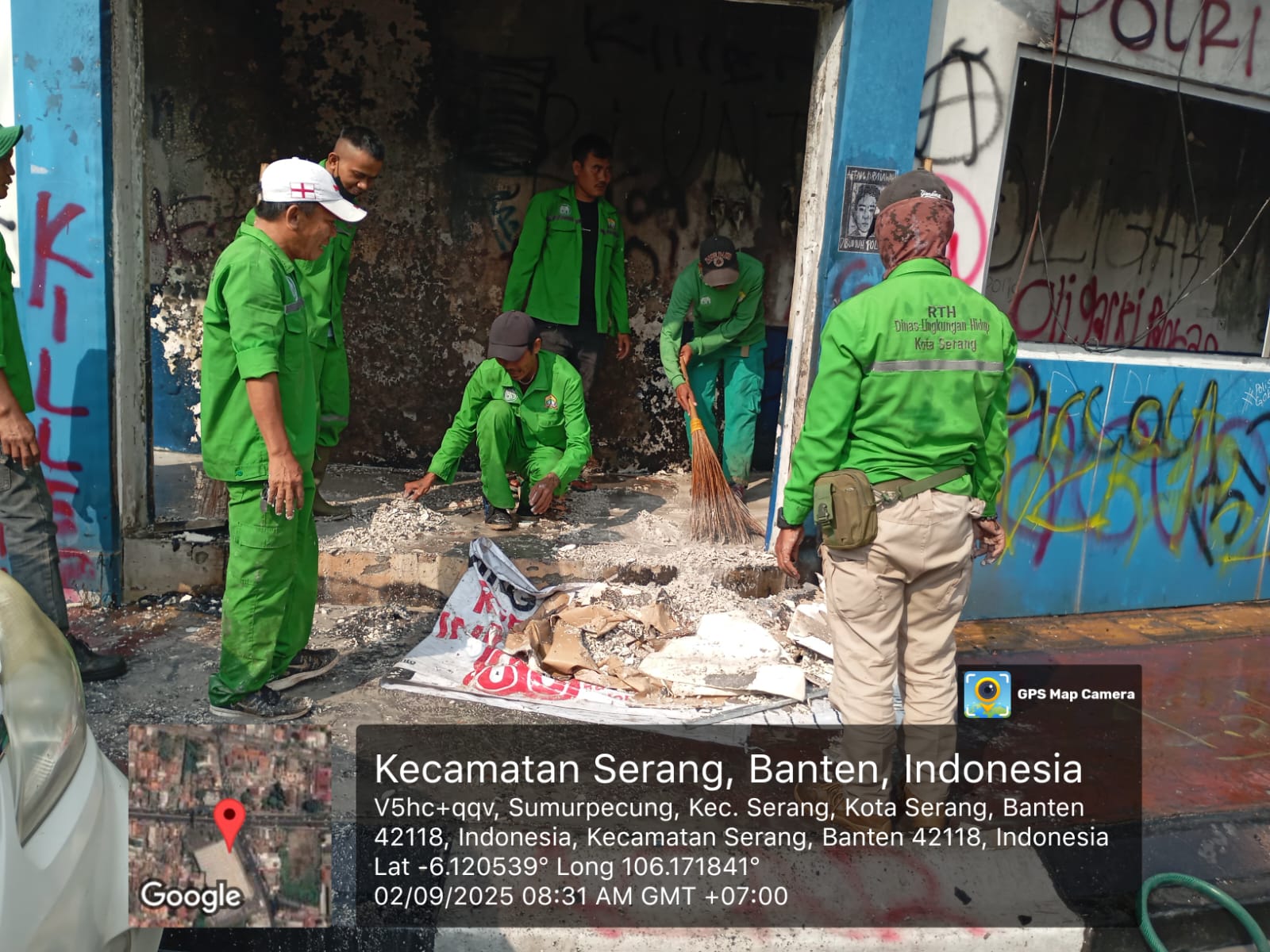 Aksi Bersih-Bersih Pasca Demo 30 Agustus di Perempatan Ciceri Kota Serang.