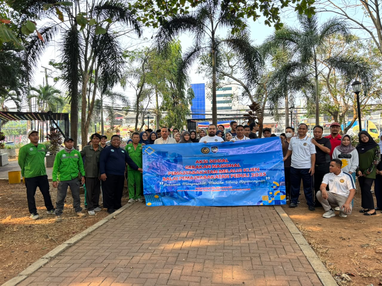 DLH Kota Serang Bersama Balai Pemasyarakatan Kelas I Serang Laksanakan Aksi Kebersihan di Taman Deduluran