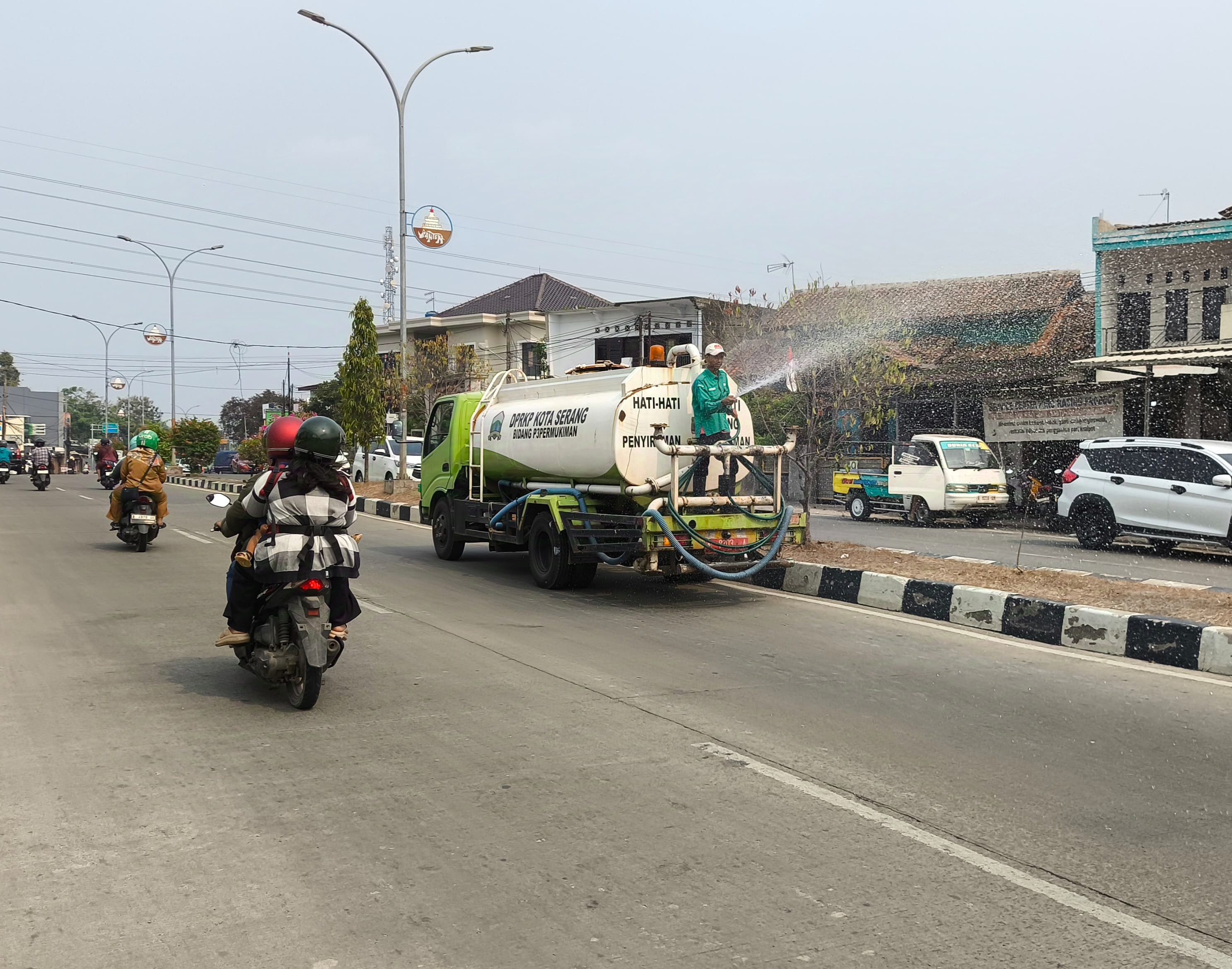 DLH Kota Serang Lakukan Penyiraman Jalan untuk Mengurangi Dampak Abu Vulkanik