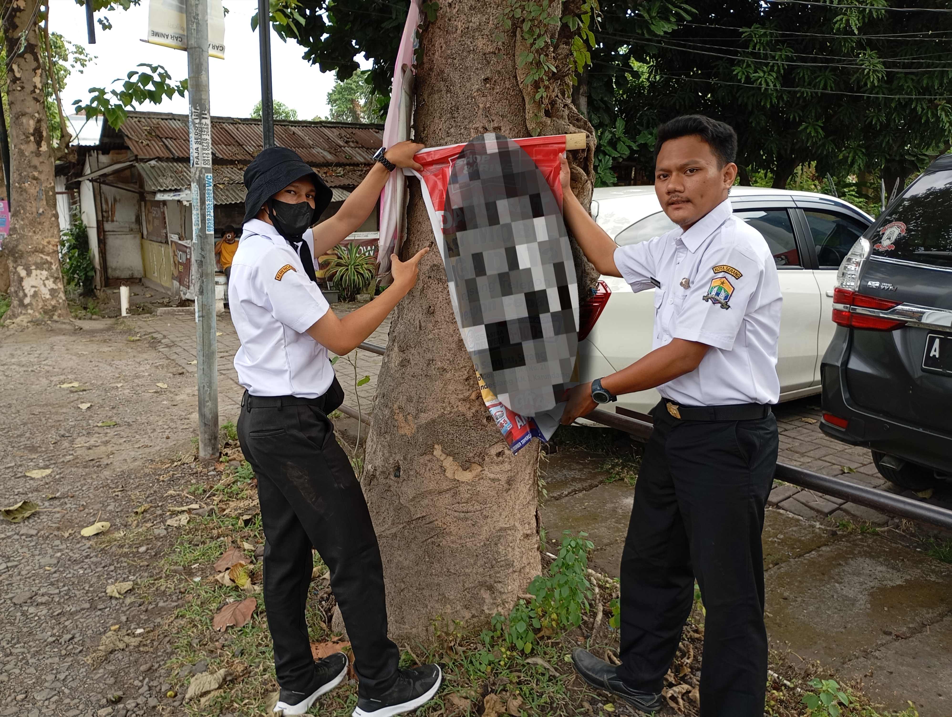 Penertiban Banner pada Pohon di Sejumlah Ruas Jalan Kota Serang