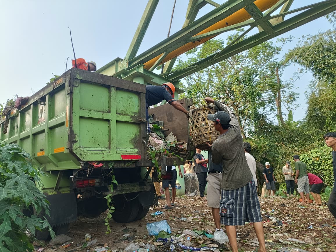 Aksi Bersih Sungai Cibanten Peringati Hari Sungai Nasional