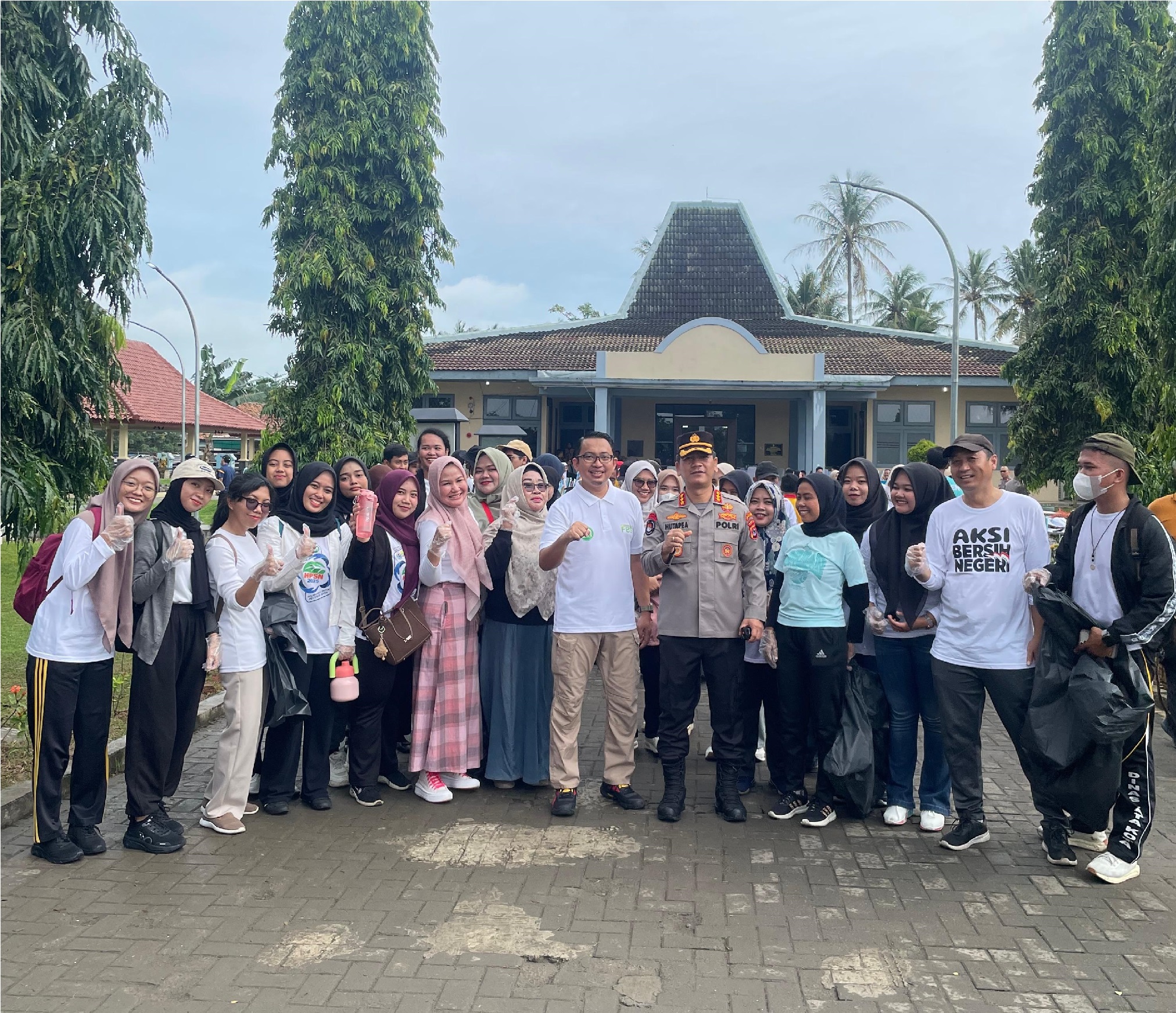 Kegiatan Jum'at Bersih di Kawasan Banten Lama Kota Serang